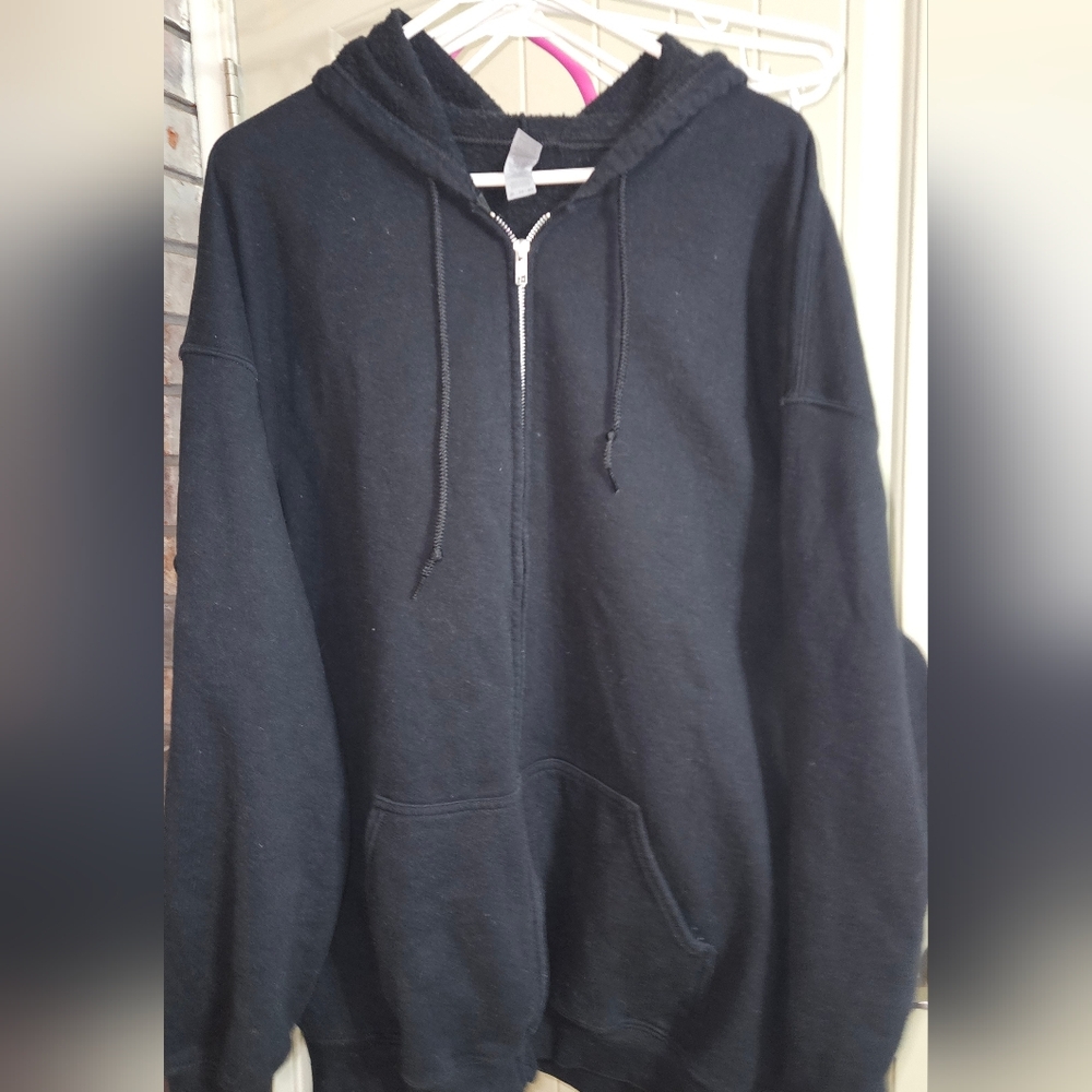 Gildan Men's Black Zip-Up Sweater